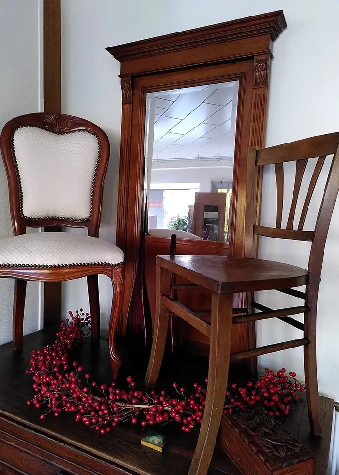 Anitke Stühle und Spiegel