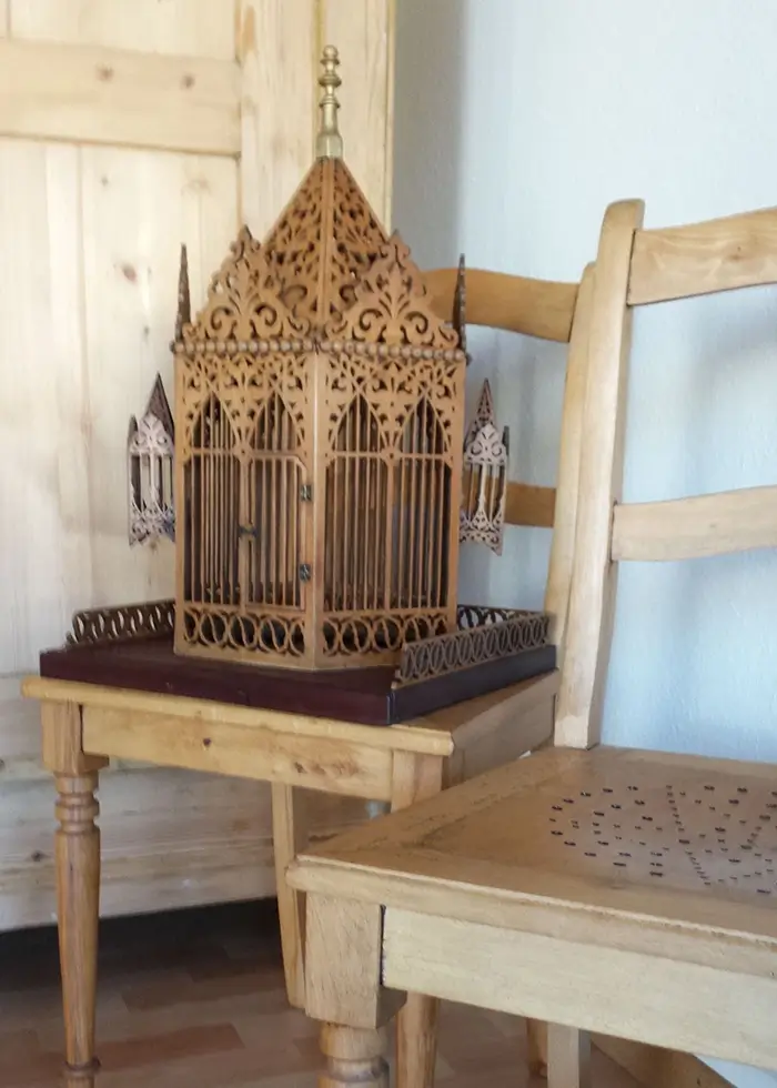 Antikes Vogelhäuschen und zwei anrike Stühle